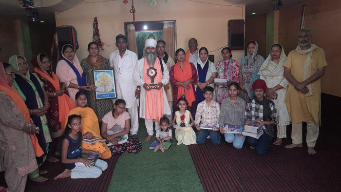 ਸ੍ਰੀਮਾਨ ਸੰਤ ਬਾਬਾ ਜਵਾਲਾ ਸਿੰਘ ਜੀ ਹਰਖੋਵਾਲੀਏ ਵੈਲਫੇਅਰ ਸੁਸਾਇਟੀ ਦੇ ਪ੍ਰਬੰਧਕਾਂ ਨੇ ਹੁਸ਼ਿਆਰ ਬੱਚਿਆਂ ਨੂੰ ਦਿੱਤਾ ਸਟੇਸ਼ਨਰੀ ਦਾ ਸਮਾਨ